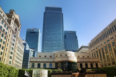 Londra, canary wharf uk - 13 Nisan 2014 - modern Cam mimari Kanarya wharf iş aria, Merkez Bankaları, sigorta, medya ve şirket bilinen diğer dünya
