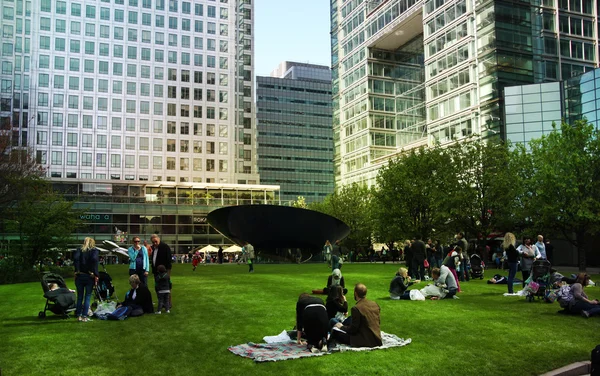 ロンドン、カナリーワーフ ビジネス アリアのカナリー ・ ワーフ英国 - 2014 年 4 月 13 日 - 現代ガラス建築物、銀行、保険、メディア、その他世界の知られている企業の地元の公園の本部を表示します。 — ストック写真