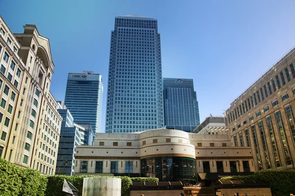 ロンドン カナリー ・ ワーフ英国 - 2014 年 4 月 13 日 - 現代ガラス建築のカナリア埠頭ビジネス アリア、銀行、保険、メディア本部および企業知られている他の世界 — ストック写真