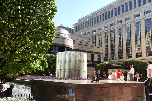 Londen, canary wharf uk - 13 april 2014 - moderne glazen architectuur van canary wharf zakelijke aria, hoofdkwartier voor banken, verzekeringen, media en andere wereld bekende bedrijven lokale park weergeven — Stockfoto