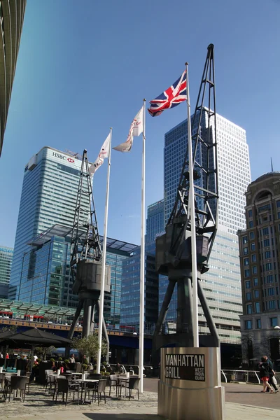 LONDRES, CANARIO WHARF UK - 13 DE ABRIL DE 2014 - Moderna arquitectura de vidrio del aria comercial Canary Wharf, sede de bancos, seguros, medios de comunicación y otras empresas mundialmente conocidas —  Fotos de Stock