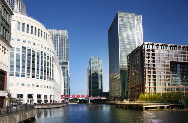 LONDRES, CANARIO WHARF UK - 13 DE ABRIL DE 2014 - Moderna arquitectura de vidrio del aria comercial Canary Wharf, sede de bancos, seguros, medios de comunicación y otras empresas mundialmente conocidas — Foto de Stock