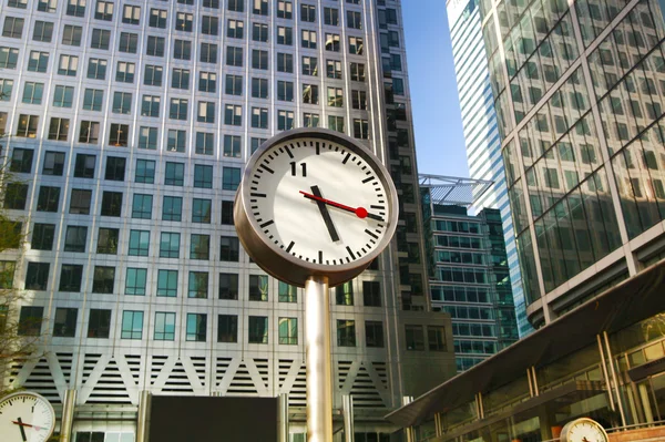 LONDRES, CANARIO WHARF UK - 13 DE ABRIL DE 2014 - Reloj plaza principal — Foto de Stock