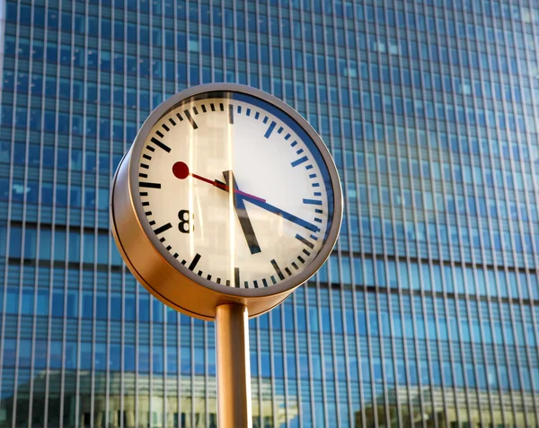 LONDRES, CANARIO WHARF UK - 13 DE ABRIL DE 2014 - Reloj plaza principal — Foto de Stock