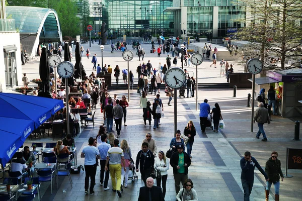 LONDON, CANARY WHARF UK - APRIL 13, 2014 - Office workers chilling up after working day. Modern glass architecture of Canary Wharf business aria — Stock Photo, Image