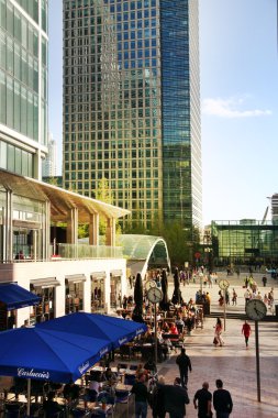 Londra canary wharf uk - 13 Nisan 2014 - Ofis çalışanları kadar iş günü sonra tüyler ürpertici. Modern cam mimarisi, canary wharf iş aria