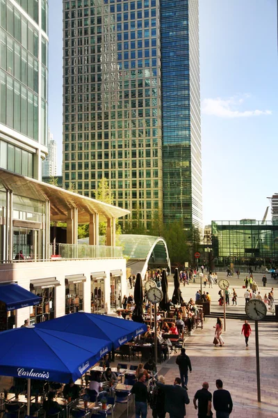 LONDRES, CANARIO WHARF UK - 13 DE ABRIL DE 2014 - Los trabajadores de oficina se relajan después de la jornada laboral. Arquitectura de vidrio moderna de Canary Wharf aria de negocios — Foto de Stock