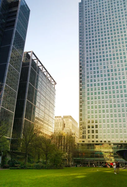 LONDRES, CANARY WHARF UK - 13 AVRIL 2014 - Architecture moderne en verre de Canary Wharf business aria, siège des banques, assurances, médias et autres entreprises de renommée mondiale Vue sur le parc local — Photo