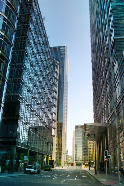 LONDRES, CANARIO WHARF UK - 13 DE ABRIL DE 2014 - Moderna arquitectura de vidrio del aria comercial Canary Wharf, sede de bancos, seguros, medios de comunicación y otras empresas mundialmente conocidas — Foto de Stock