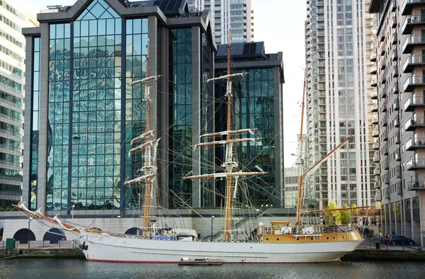 LONDON, CANARY WHARF UK - APRIL 4, 2014  Canary Wharf dock and antique yacht based against luxury apartments — Stock Photo, Image