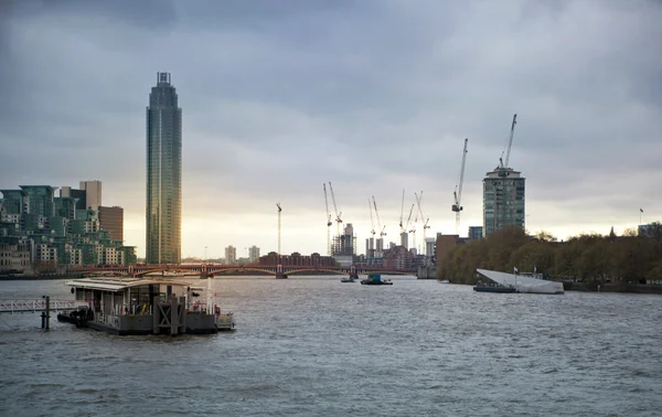 LONDON, UK - APRIL 05, 2014 View from the river Thames on new Chelsea envelopment, one of the most expensive aria to leave in the world — Stock Photo, Image