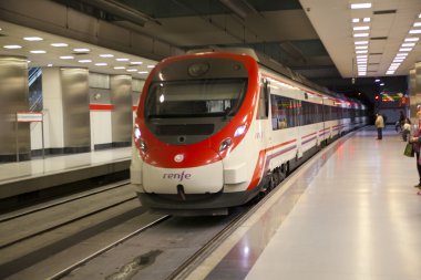 Madrid, İspanya - 28 Nisan 2014: madrid Metro İstasyonu'na, bir platform üzerinde gelen tren