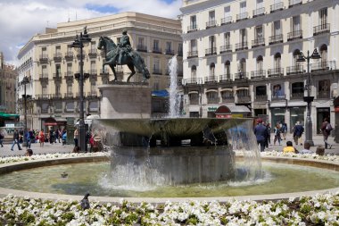 Madrid, İspanya - 28 Nisan 2014: madrid merkezinde, puerta del sol kare bir sermaye ünlü yerlerinden Bu İspanyol yolların Radyal ağ 0 km anlamı var.