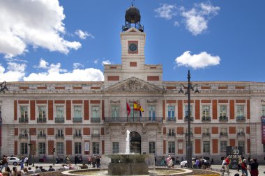 Madrid, İspanya - 28 Nisan 2014: madrid merkezinde, puerta del sol kare bir sermaye ünlü yerlerinden Bu İspanyol yolların Radyal ağ 0 km anlamı var.