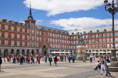 Madrid, İspanya - 28 Nisan 2014: plaza mayor ve turist, madrid şehir merkezinin