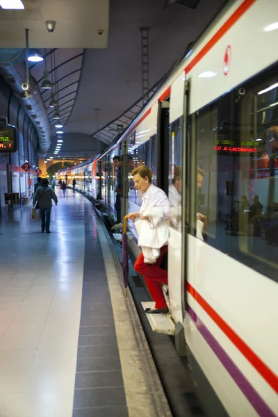 MADRID, SPAIN - 28 Mei 2014: Stasiun Tabung Madrid, kereta tiba di peron — Stok Foto
