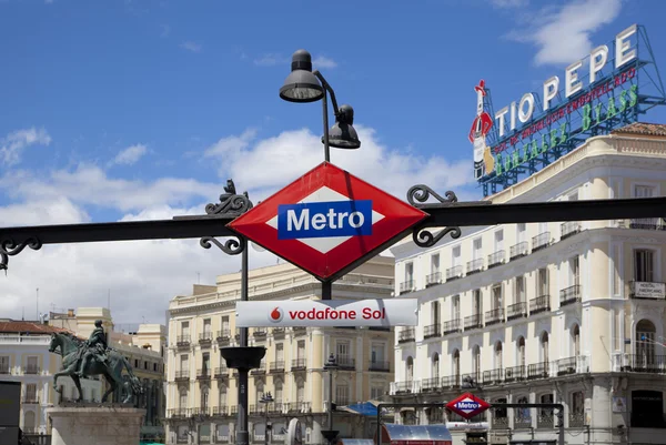 Madrid, Hiszpania - 28 maja 2014: Stacja metra w Madrycie, pociąg przyjeżdżający na platformie — Zdjęcie stockowe