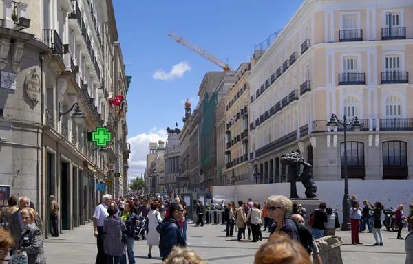 MADRID, SPAIN - MAY 28, 2014: Madrid city centre, Puerta del Sol square one of the famous landmarks of the capital This is the 0 Km point of the radial network of Spanish roads. — Stock Photo, Image