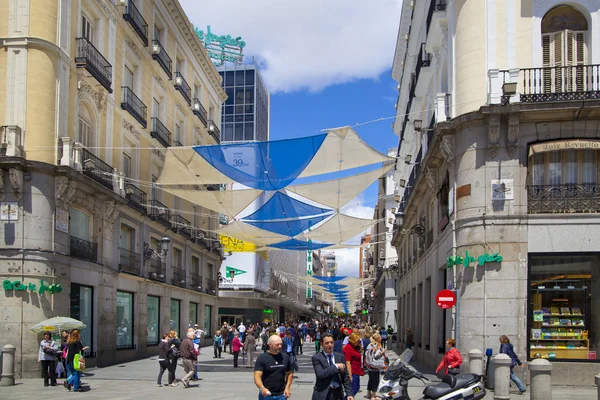 MADRID, SPAGNA - 28 MAGGIO 2014: Madrid centro città, piazza Puerta del Sol uno dei famosi punti di riferimento della capitale Questo è il punto di 0 Km della rete radiale di strade spagnole . — Foto Stock