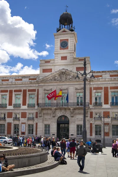 马德里，西班牙-2014 年 5 月 28 日： 马德里市中心，普埃尔塔 del sol 广场一的首都著名的地标，这是西班牙道路径向基网络的 0 公里点. — 图库照片