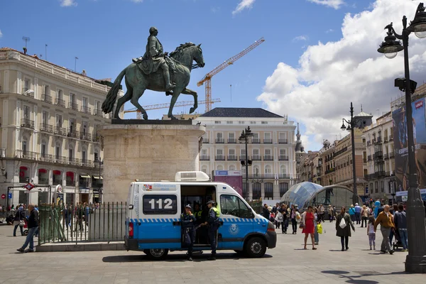 MADRID, ESPAÑA - 28 DE MAYO DE 2014: Centro de Madrid, Plaza Puerta del Sol uno de los lugares emblemáticos de la capital Este es el punto 0 km de la red radial de carreteras españolas . —  Fotos de Stock