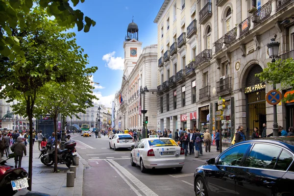 Madrid, İspanya - 28 Nisan 2014: madrid merkezinde, puerta del sol kare bir sermaye ünlü yerlerinden Bu İspanyol yolların Radyal ağ 0 km anlamı var. — Stok fotoğraf