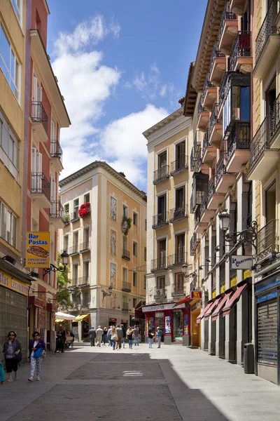 Madrid, spanien - 28. Mai 2014: altes madrid stadtzentrum, belebte straße mit menschen und verkehr — Stockfoto