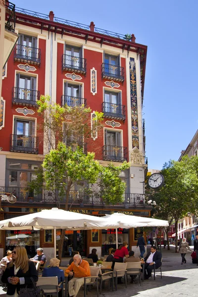 MADRID, SPAGNA - 28 MAGGIO 2014: Centro storico di Madrid, strada trafficata con persone e traffico — Foto Stock