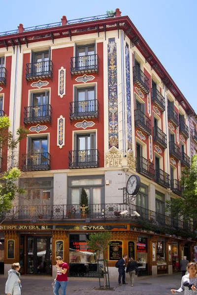 MADRID, ESPANHA - MAIO 28, 2014: Centro histórico de Madrid, rua movimentada com pessoas e trânsito — Fotografia de Stock