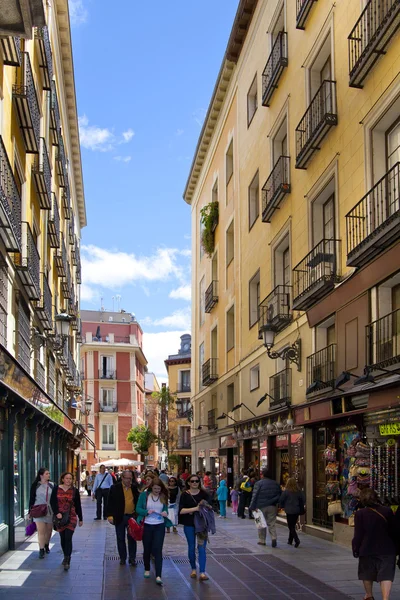 Madrid, İspanya - 28 Nisan 2014: eski madrid şehir merkezine, trafik ve kişinin meşgul sokak — Stok fotoğraf