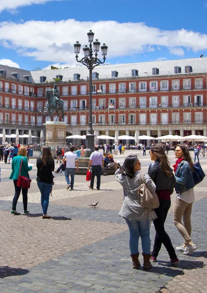 МАДРИД, ИСПАНИЯ - 28 мая 2014 г.: Пласа Майор и турист, центр Мадрида — стоковое фото