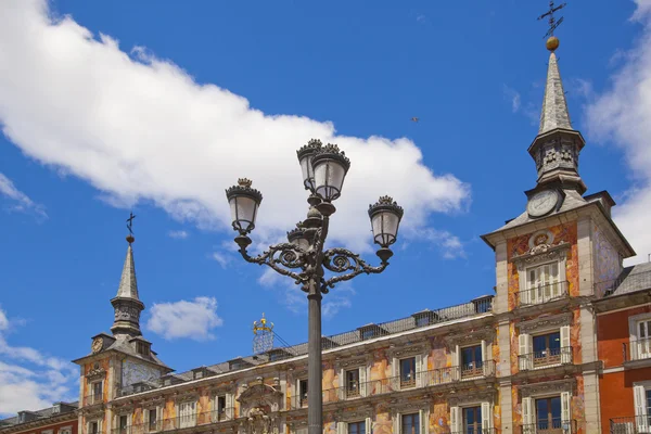 MADRID, ESPAÑA - 28 DE MAYO DE 2014: Plaza Mayor y turística, Centro de Madrid — Foto de Stock