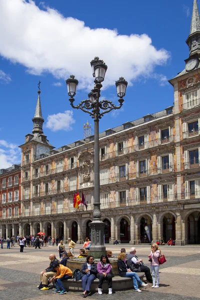 MADRID, ESPAÑA - 28 DE MAYO DE 2014: Plaza Mayor y turística, Centro de Madrid — Foto de Stock