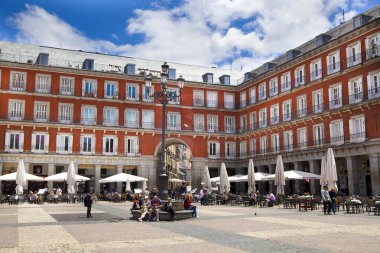 Madrid, İspanya - 28 Nisan 2014: plaza mayor ve turist, madrid şehir merkezinin