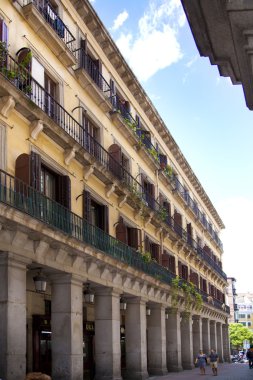 Madrid, İspanya - 28 Nisan 2014: eski madrid şehir merkezine, trafik ve kişinin meşgul sokak