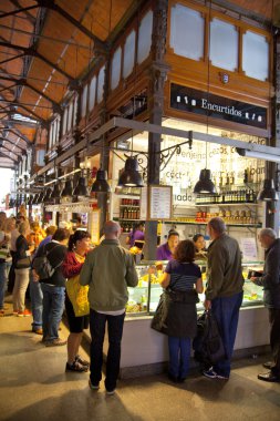 Madrid, İspanya - 28 Nisan 2014: mercado san miguel market, madrid merkezinde ünlü gıda pazarı