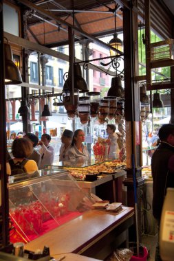 Madrid, İspanya - 28 Nisan 2014: mercado san miguel market, madrid merkezinde ünlü gıda pazarı