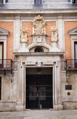 Madrid, İspanya - 28 Nisan 2014: eski madrid şehir merkezine, trafik ve kişinin meşgul sokak