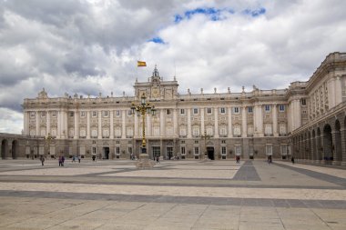 Madrid, İspanya - 28 Nisan 2014: royal palace of madrid madrid şehir adlı İspanyol Kraliyet ailesinin resmi konutu olduğunu
