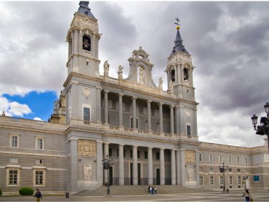 Madrid, İspanya - 28 Nisan 2014: katedral santa maria la real de la almudena Madrid, İspanya.