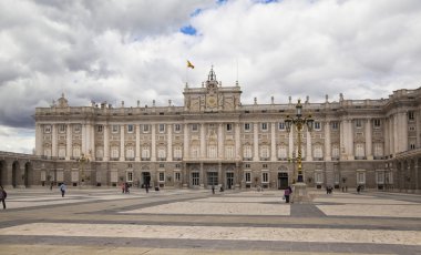 Madrid, İspanya - 28 Nisan 2014: royal palace of madrid madrid şehir adlı İspanyol Kraliyet ailesinin resmi konutu olduğunu