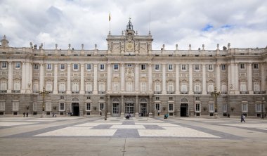 Madrid, İspanya - 28 Nisan 2014: royal palace of madrid madrid şehir adlı İspanyol Kraliyet ailesinin resmi konutu olduğunu
