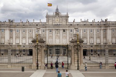 Madrid, İspanya - 28 Nisan 2014: royal palace of madrid madrid şehir adlı İspanyol Kraliyet ailesinin resmi konutu olduğunu