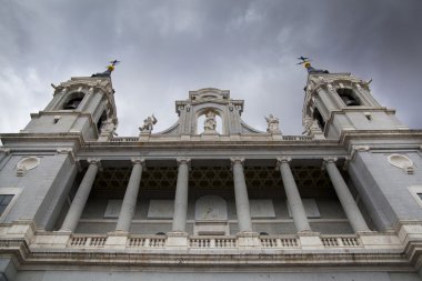 Madrid, İspanya - 28 Nisan 2014: katedral santa maria la real de la almudena Madrid, İspanya.