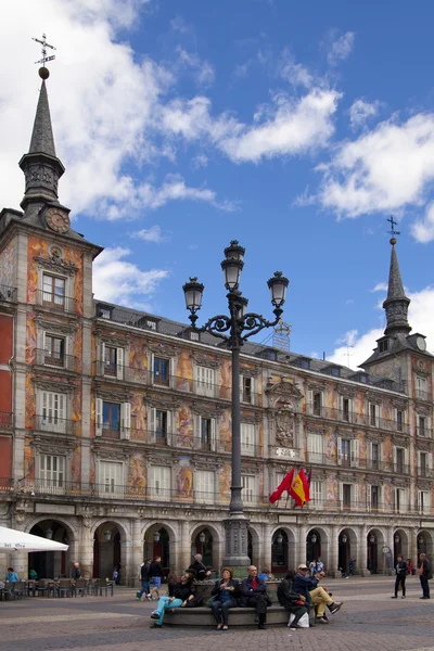 MADRID, SPAGNA - 28 MAGGIO 2014: Plaza Mayor e il turista, Madrid centro città — Foto Stock