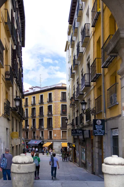 马德里，西班牙-2014 年 5 月 28 日： 老马德里市中心，人们与交通繁忙的街道 — 图库照片