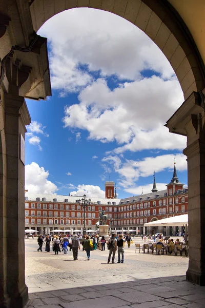 MADRID, ESPAGNE - 28 MAI 2014 : Vieux Madrid centre-ville, rue animée avec les gens et la circulation — Photo