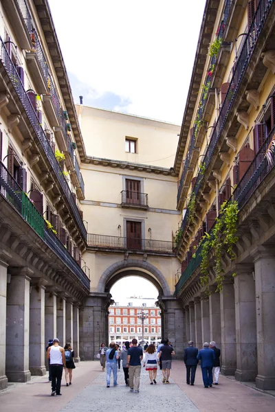 MADRID, ESPANHA - MAIO 28, 2014: Centro histórico de Madrid, rua movimentada com pessoas e trânsito — Fotografia de Stock