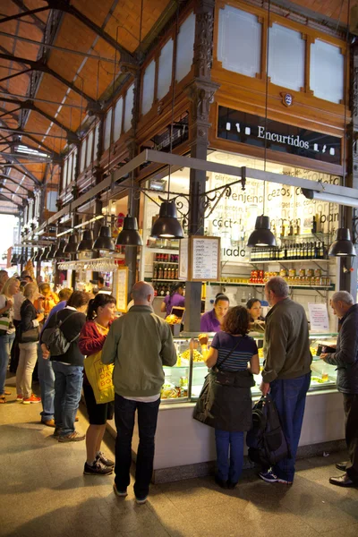 MADRID, ESPANHA - 28 de maio de 2014: Mercado de San Miguel, famoso mercado de alimentos no centro de Madrid — Fotografia de Stock