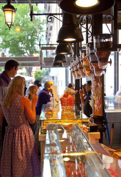 МАДРИД, ИСПАНИЯ - 28 мая 2014 года: Mercado San Miguel market, известный продовольственный рынок в центре Мадрида
